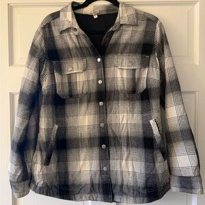 Ladies DULUTH Jac-shirt.  White and black plaid MEDIUM